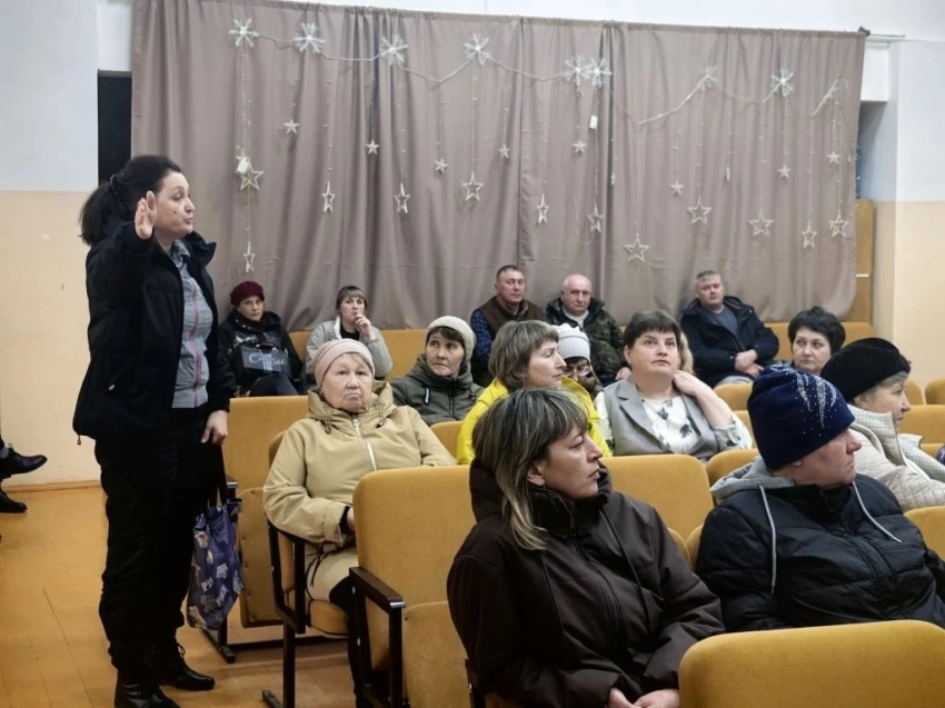 Регоператор несколько месяцев не вывозил мусор с территории школы в поселке Жипхеген 